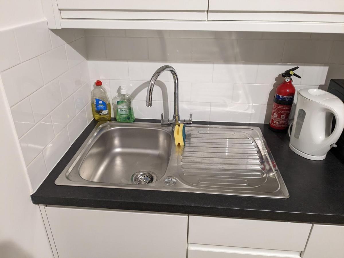 Guildford Town Centre With Parking Apartment Bagian luar foto